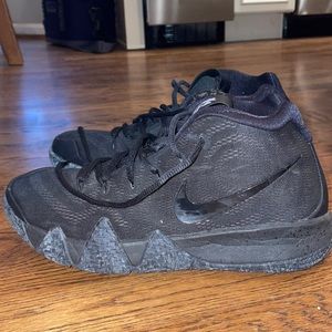 Nike Kyrie 4 Blackout, size men’s 9.5